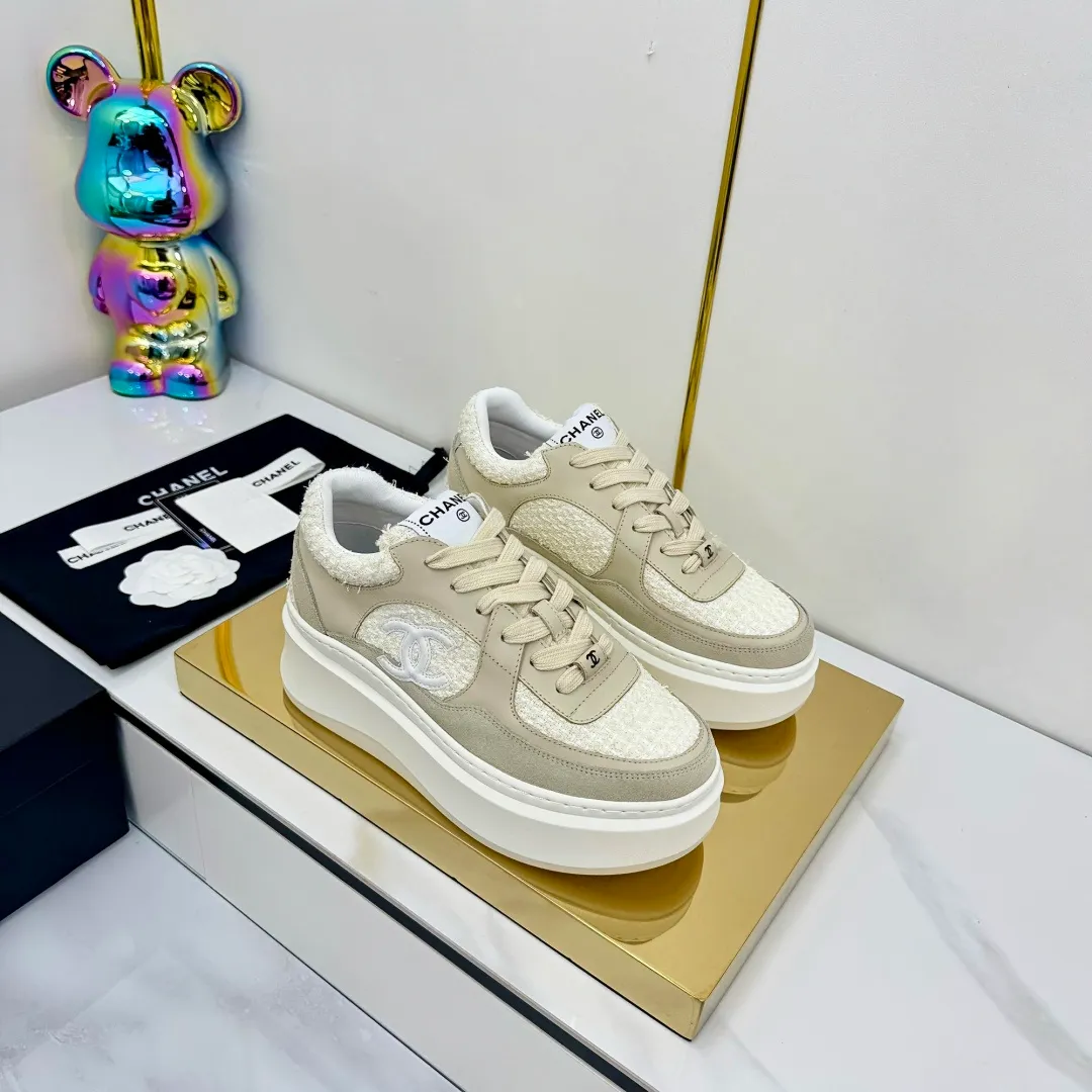 👟👟Ex-factory price 600👟👟 Upgraded version, upgraded version, upgraded version! No rebuttal accepted! ! ! ! Chanel Chanel panda shoes! 2025 counter's top casual sports shoes. This classic design; the upper is electro-embroidered with a variety of techniques; the outsole is fashionable and sporty; the unusual inclusion of a variety of color matching elements... The diversified mix and match is very good-looking and versatile, and can be used for leisure, fashion, sports, and outdoor... ꫛꫀꪝ Go➫ Materials: ❶Upper made of: original imported first-layer silk cowhide + original waterproof cloth + original first-layer cowhide ❷Inner lining: Original Yangli+Net ❸Outsole based on: Original TPU combination outsole Counter boutique packaging complete set for women 35–41 👉 👉 👉 👉 👉